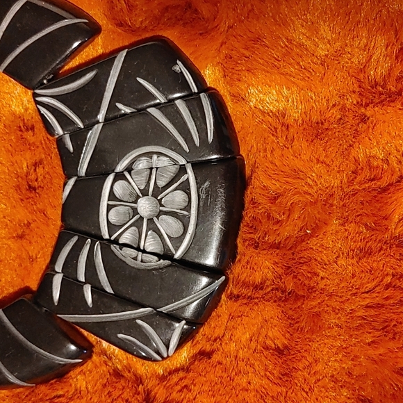 💚Black Etched Choker Necklace - Picture 2 of 5